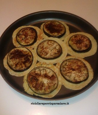 Preparazione dei medaglioni all'ortolana con melanzane e lattuga