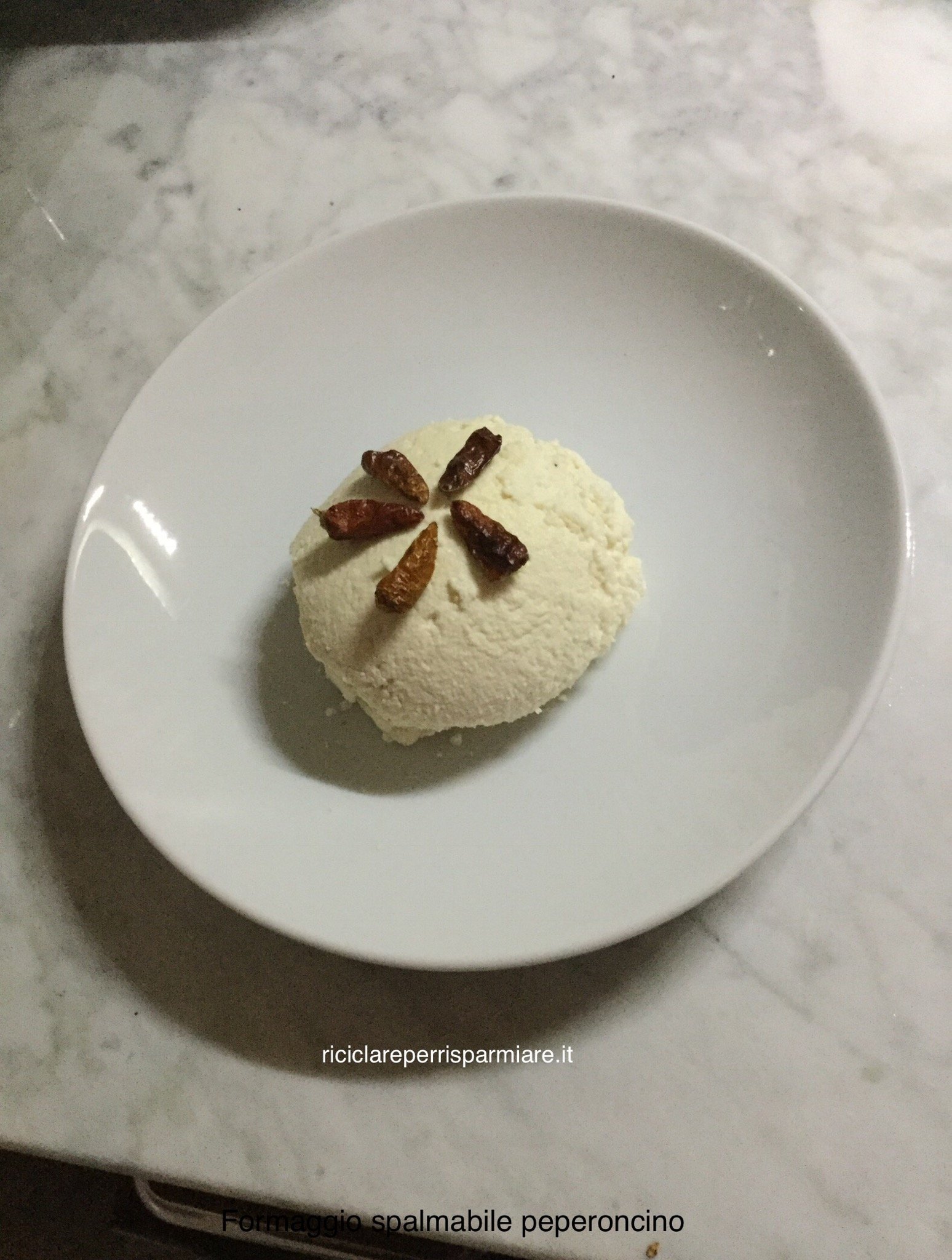 Formaggio con peperoncino